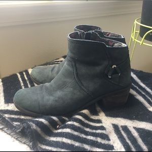 SOLD**Teva foxy low bootie- 9